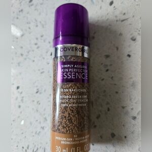 COVERGIRL Simply Ageless Essence - Medium Tan